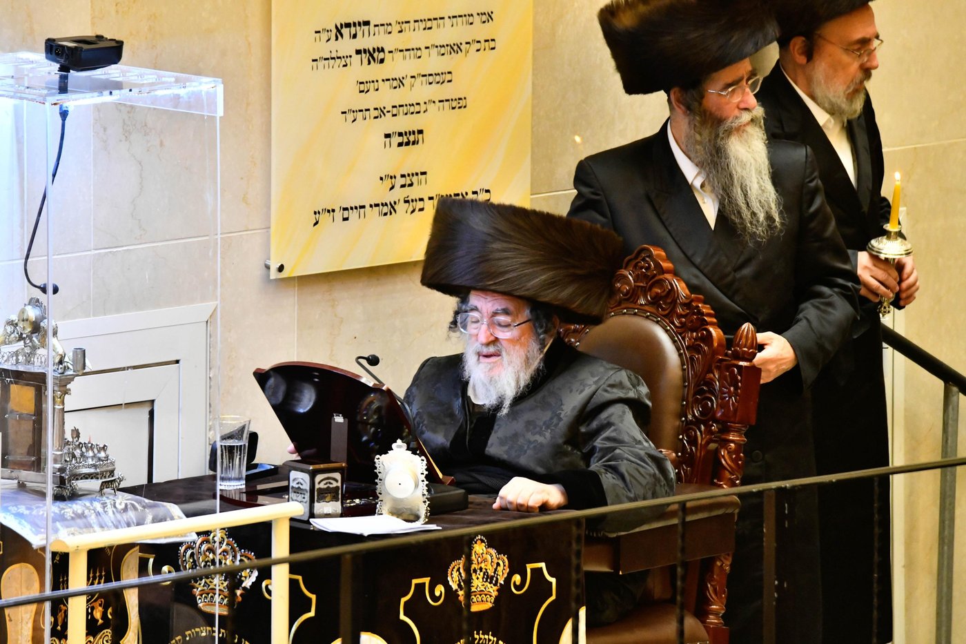 מוצאי שבת חנוכה בחצה"ק ויז'ניץ