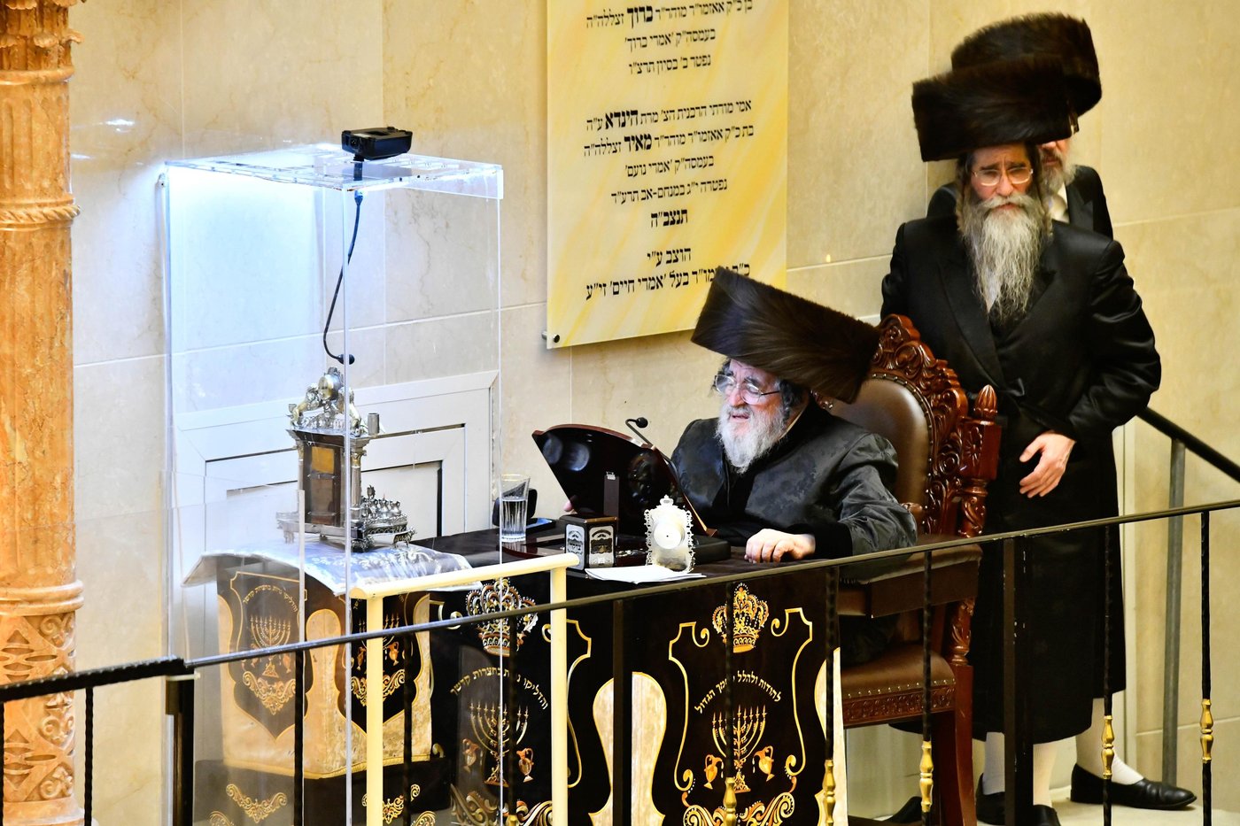 מוצאי שבת חנוכה בחצה"ק ויז'ניץ