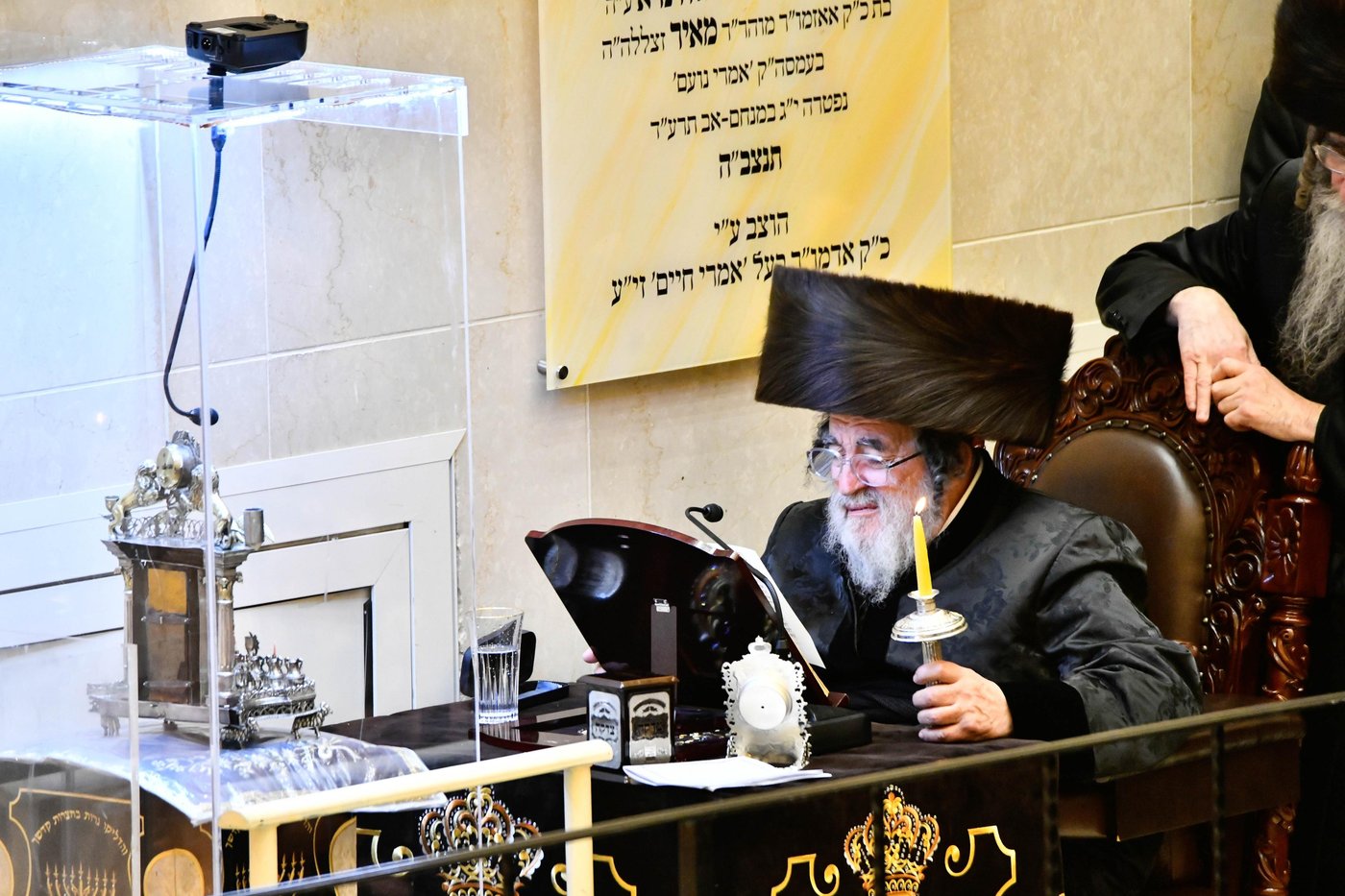 מוצאי שבת חנוכה בחצה"ק ויז'ניץ