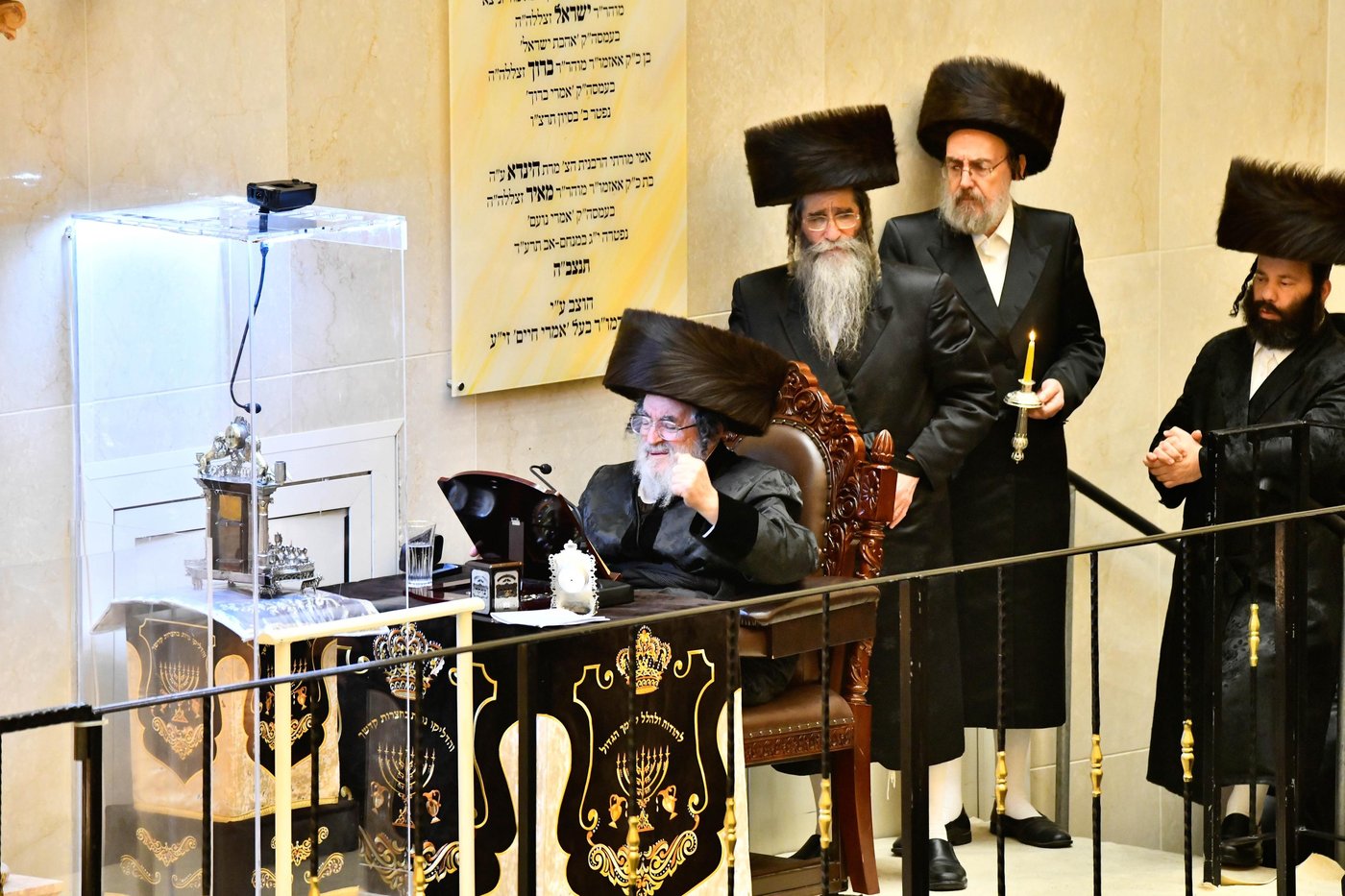 מוצאי שבת חנוכה בחצה"ק ויז'ניץ