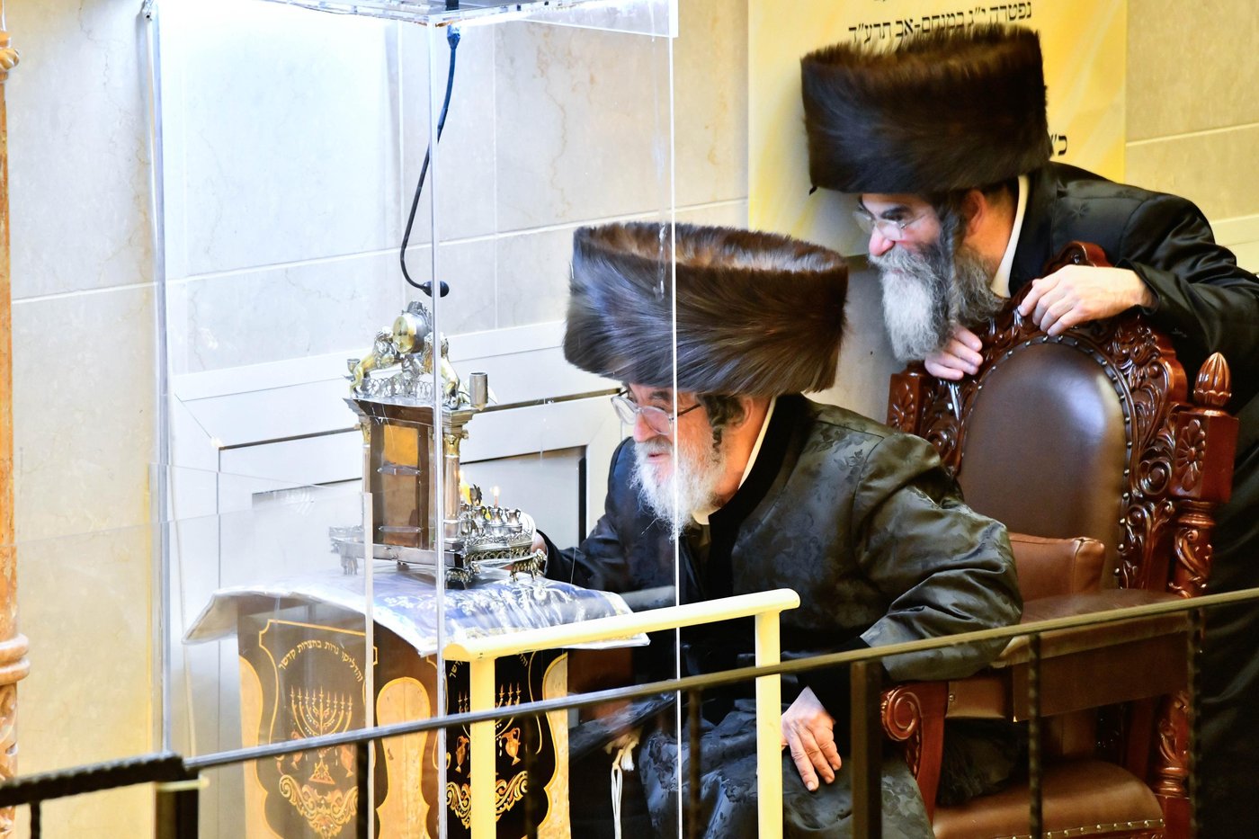 מוצאי שבת חנוכה בחצה"ק ויז'ניץ