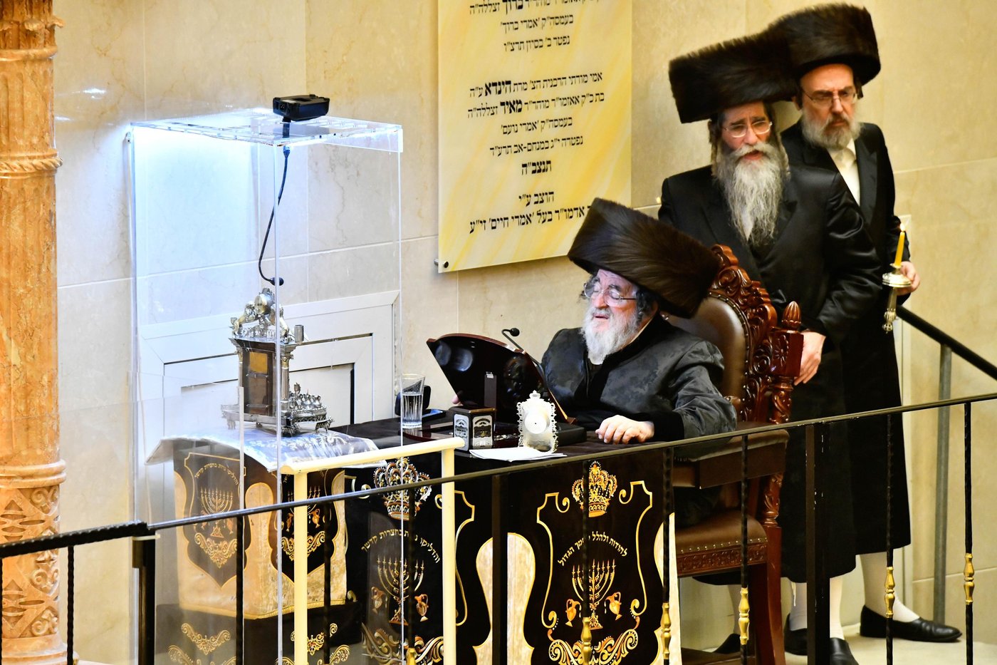 מוצאי שבת חנוכה בחצה"ק ויז'ניץ