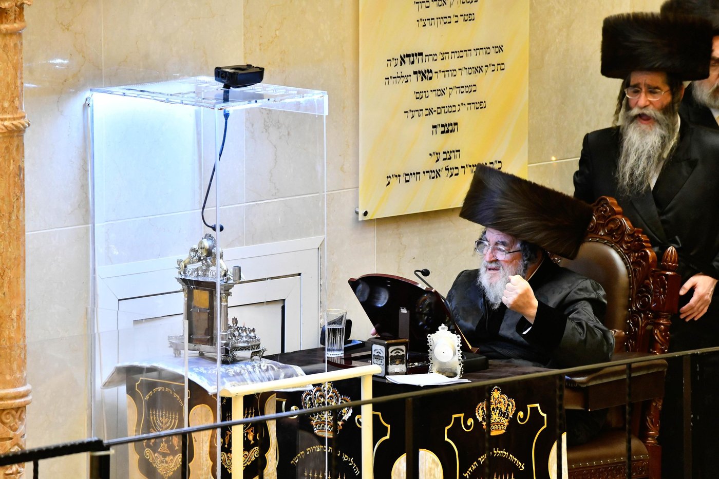 מוצאי שבת חנוכה בחצה"ק ויז'ניץ