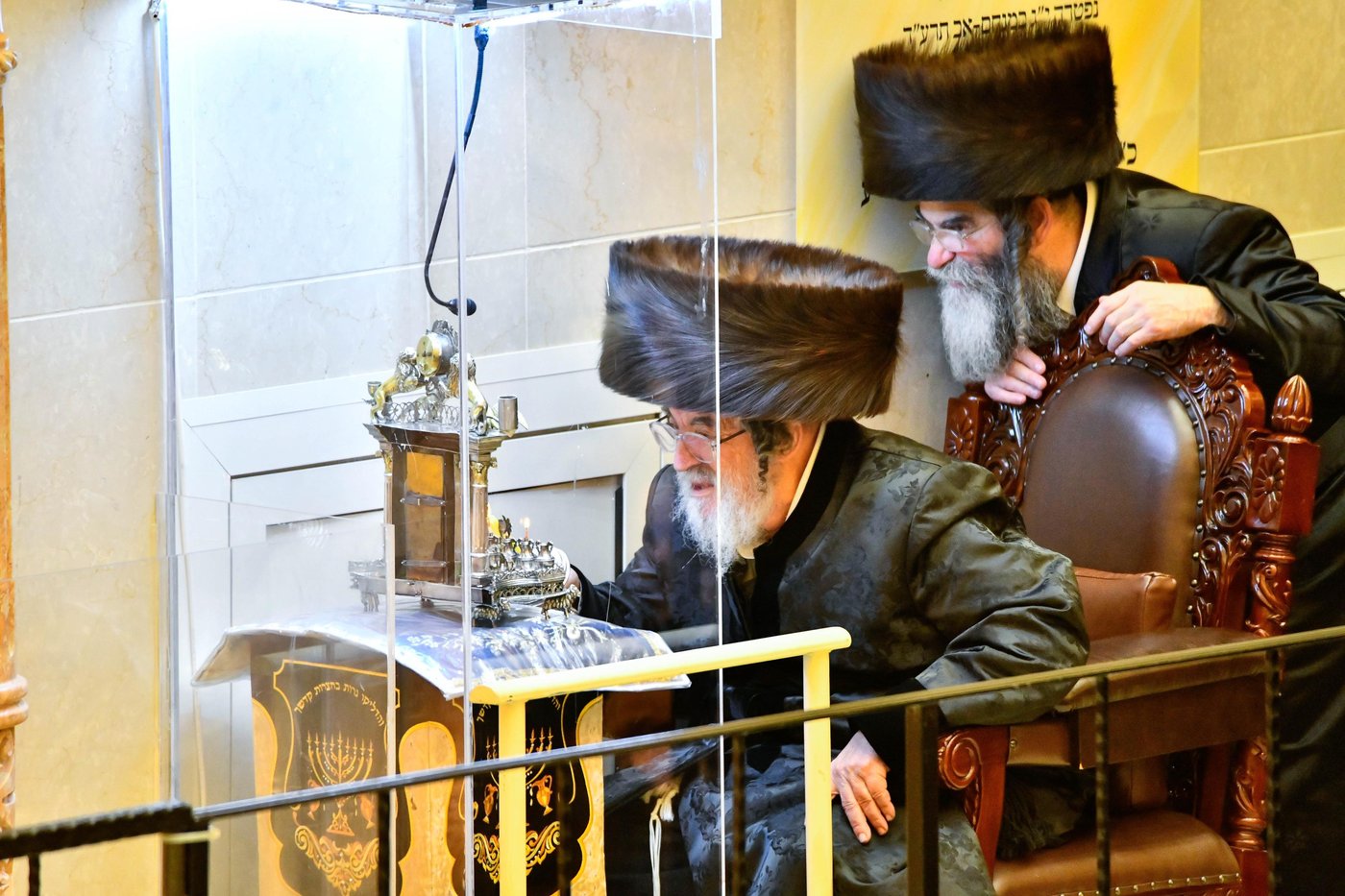 מוצאי שבת חנוכה בחצה"ק ויז'ניץ