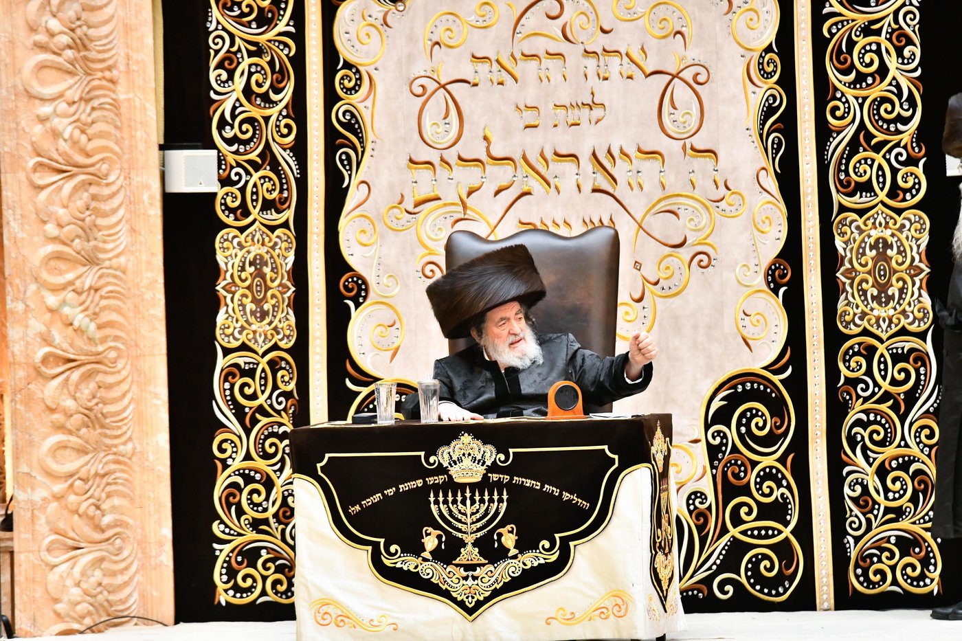 מוצאי שבת חנוכה בחצה"ק ויז'ניץ