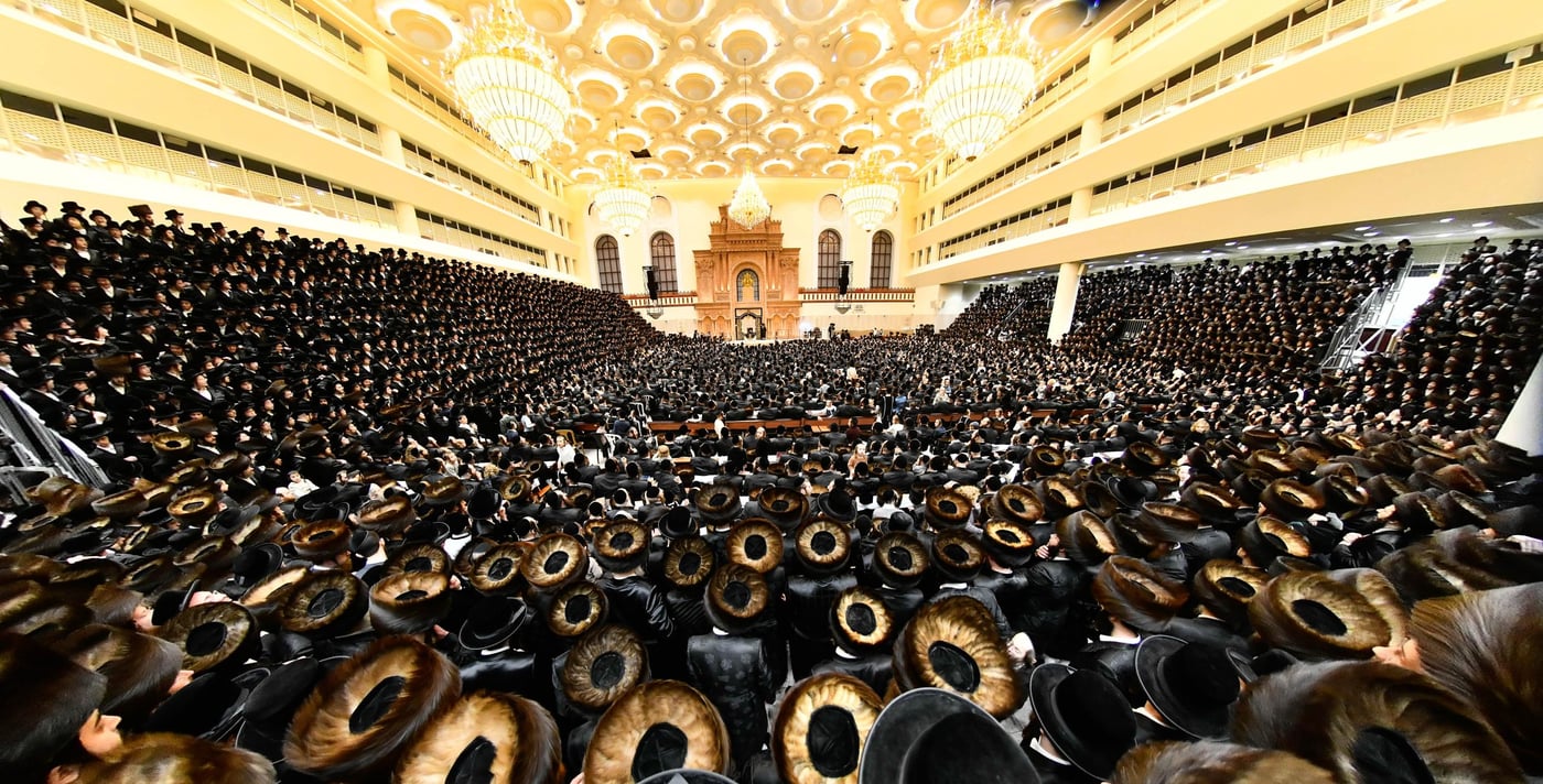 מוצאי שבת חנוכה בחצה"ק ויז'ניץ