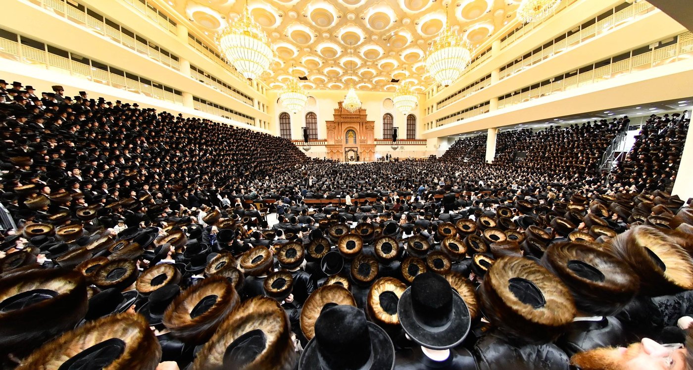 מוצאי שבת חנוכה בחצה"ק ויז'ניץ