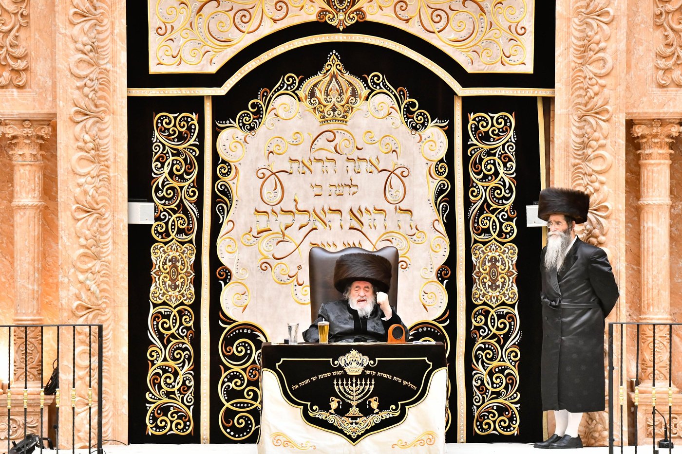 מוצאי שבת חנוכה בחצה"ק ויז'ניץ