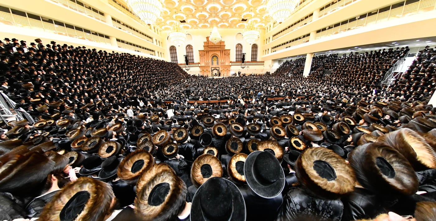 מוצאי שבת חנוכה בחצה"ק ויז'ניץ