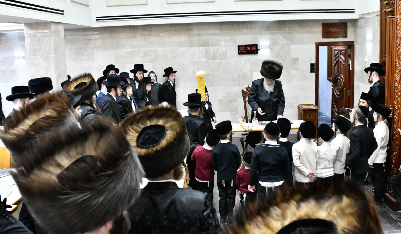 הגאון רבי שמואל אליעזר שטרן בהדלקת נרות חנוכה 