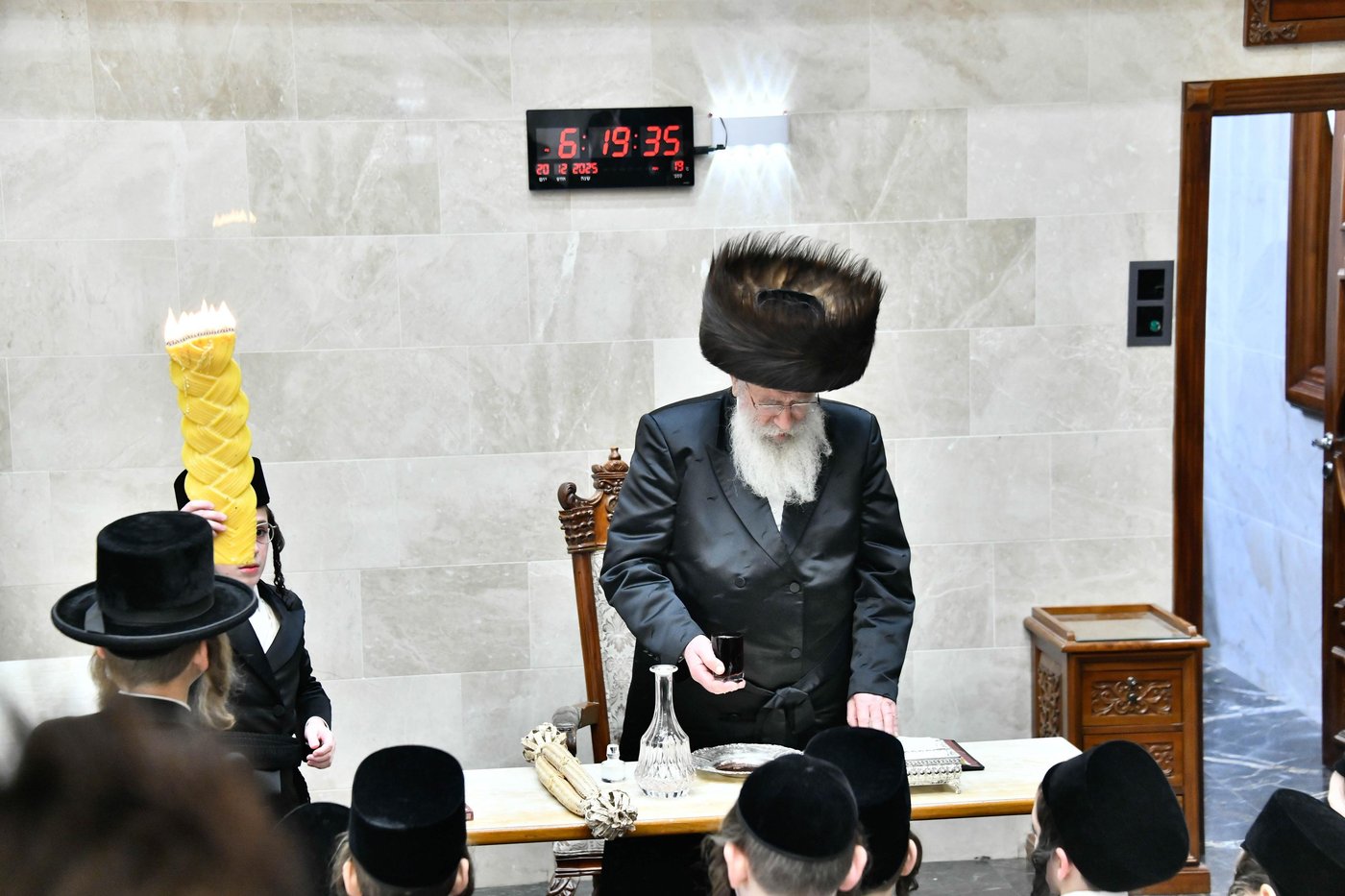 הגאון רבי שמואל אליעזר שטרן בהדלקת נרות חנוכה 