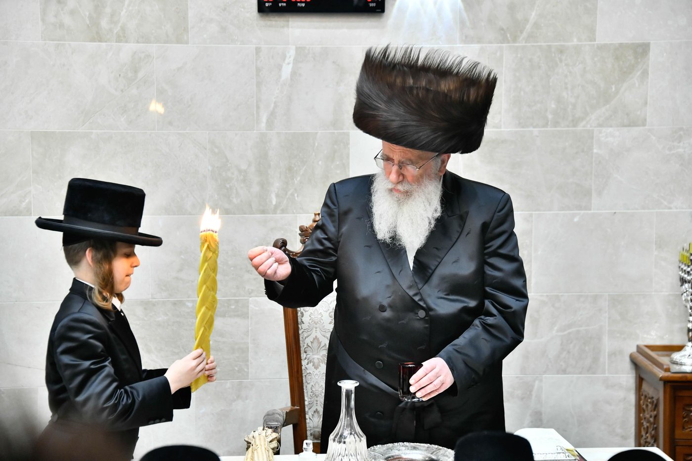 הגאון רבי שמואל אליעזר שטרן בהדלקת נרות חנוכה 