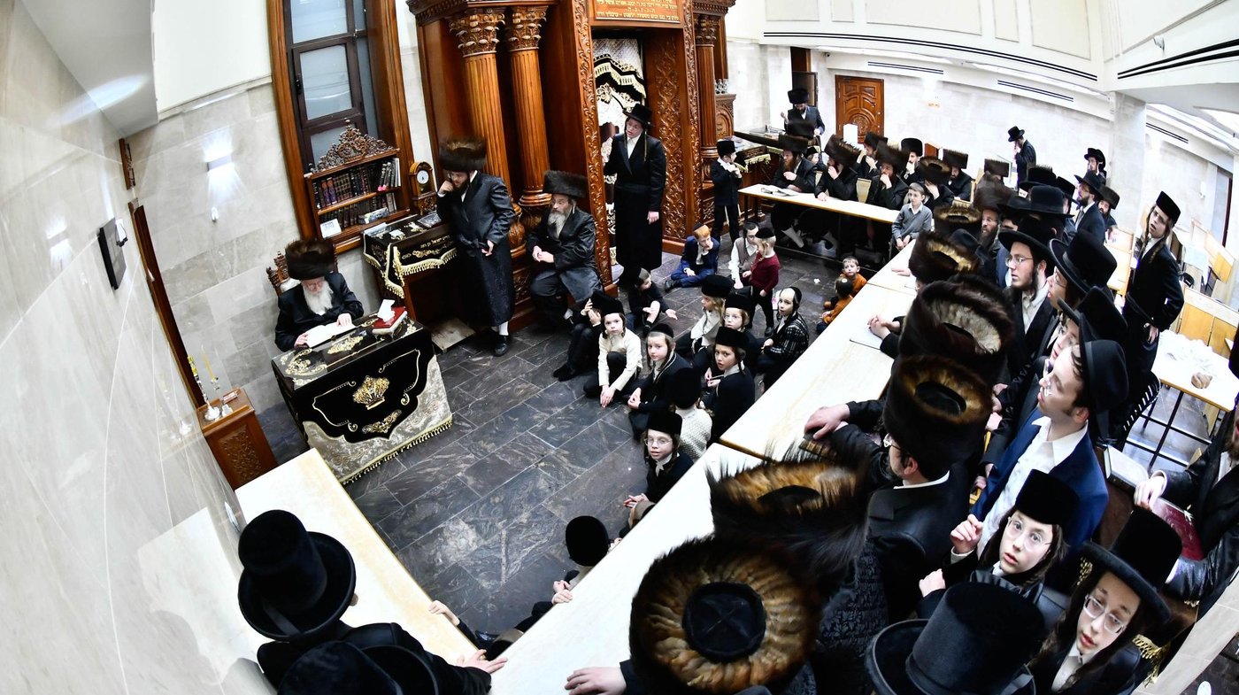 הגאון רבי שמואל אליעזר שטרן בהדלקת נרות חנוכה 