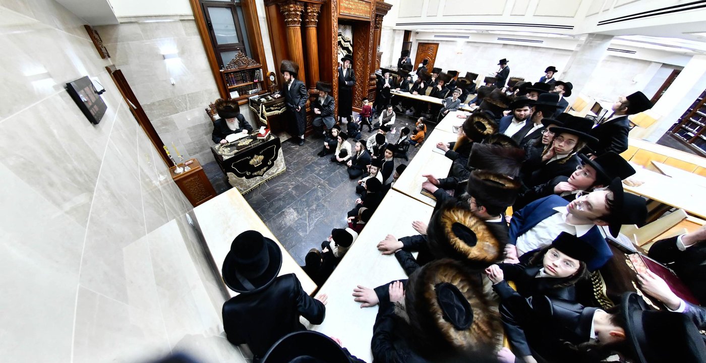 הגאון רבי שמואל אליעזר שטרן בהדלקת נרות חנוכה 