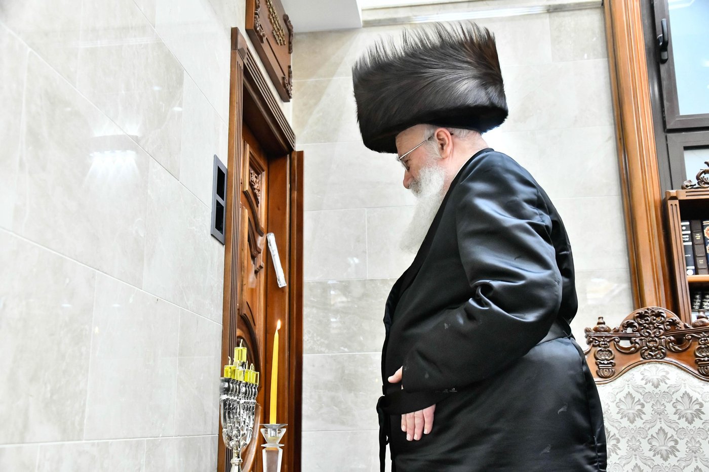 הגאון רבי שמואל אליעזר שטרן בהדלקת נרות חנוכה 