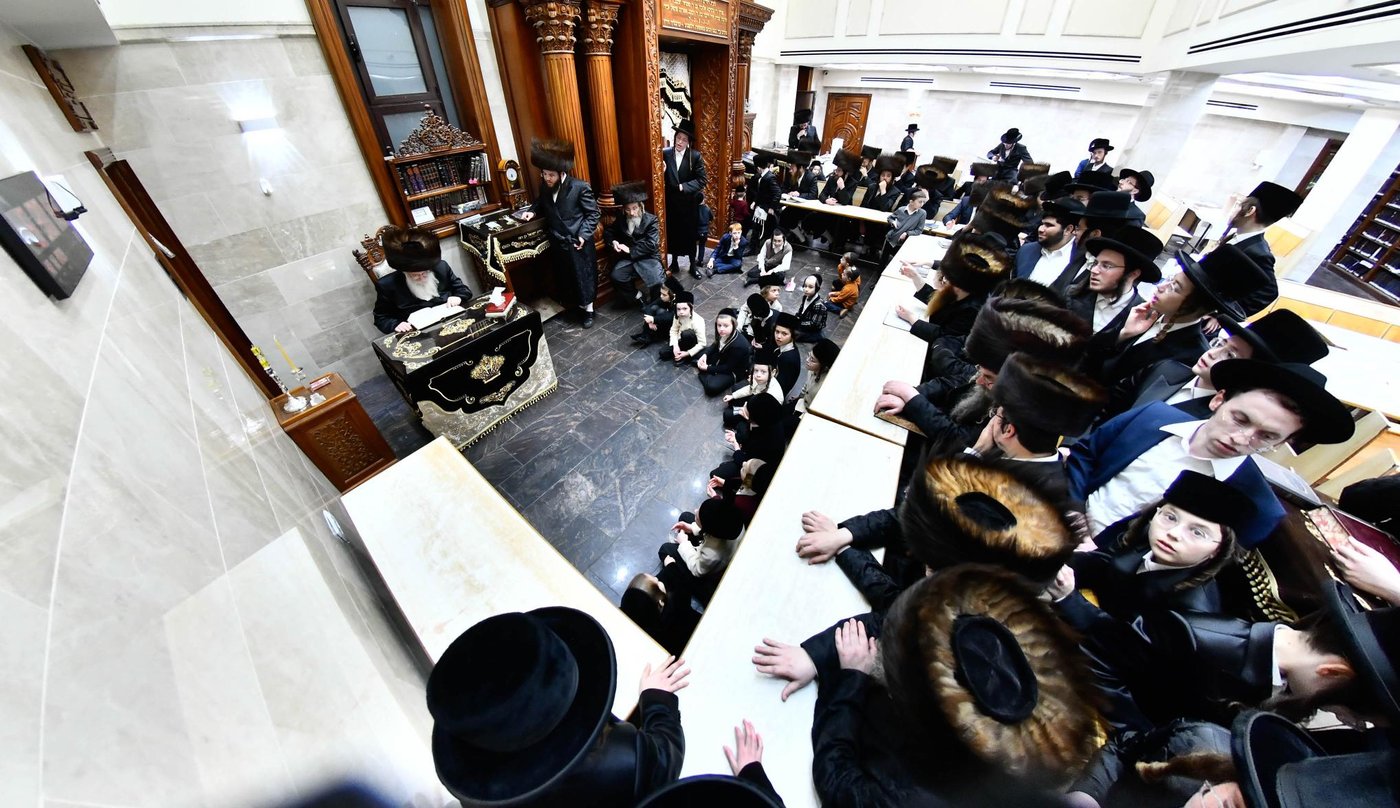 הגאון רבי שמואל אליעזר שטרן בהדלקת נרות חנוכה 