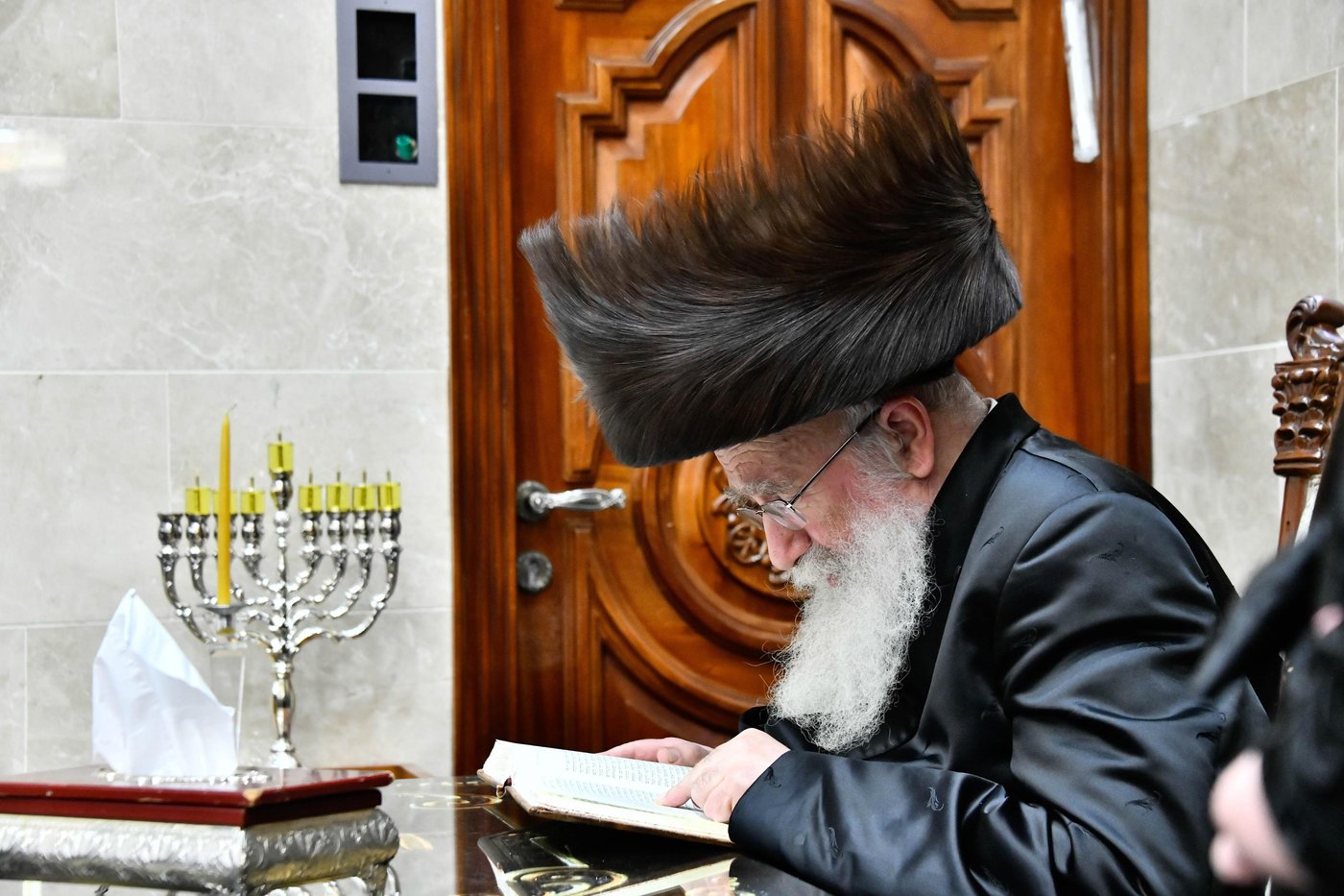 הגאון רבי שמואל אליעזר שטרן בהדלקת נרות חנוכה 