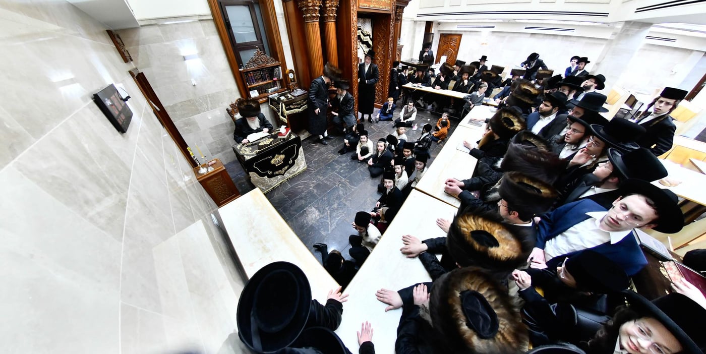 הגאון רבי שמואל אליעזר שטרן בהדלקת נרות חנוכה 