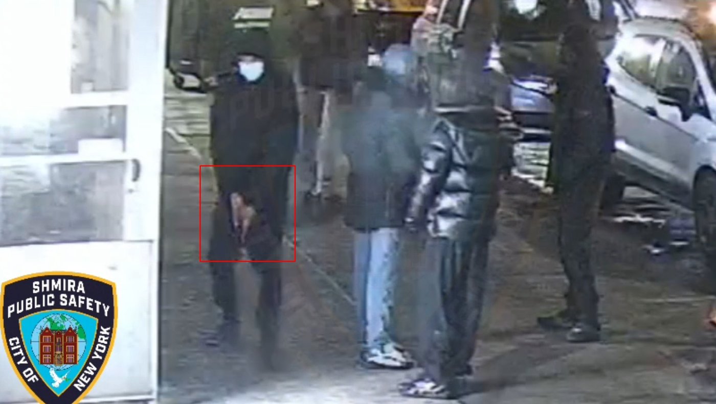 אוחז בידיו מה שנראה כאקדח