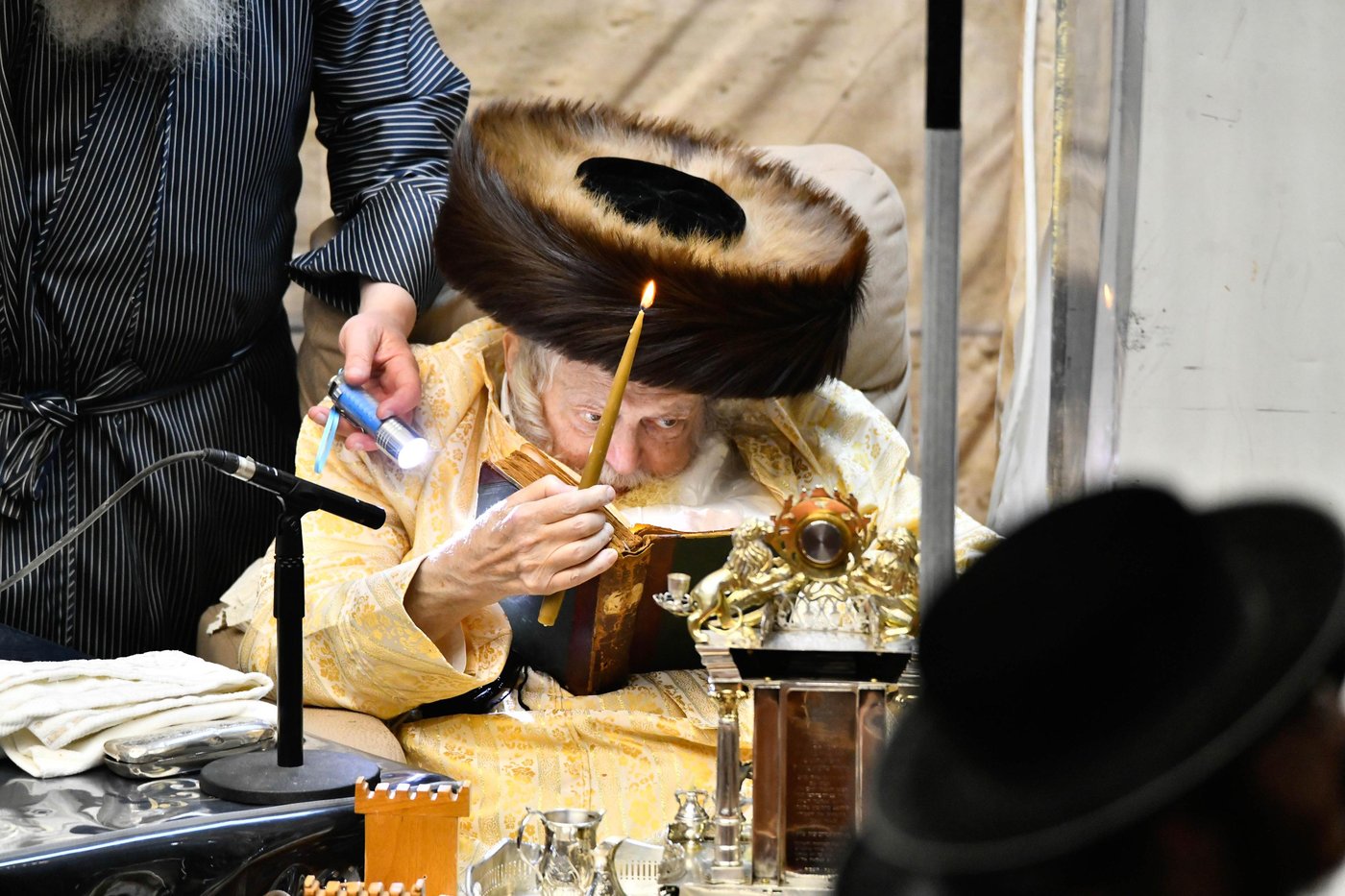 האדמו"ר מתולדות אברהם יצחק בהדלקת נרות חנוכה