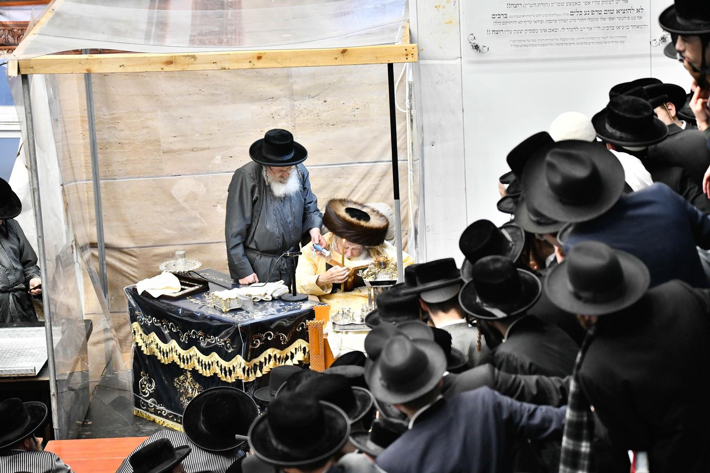 האדמו"ר מתולדות אברהם יצחק בהדלקת נרות חנוכה