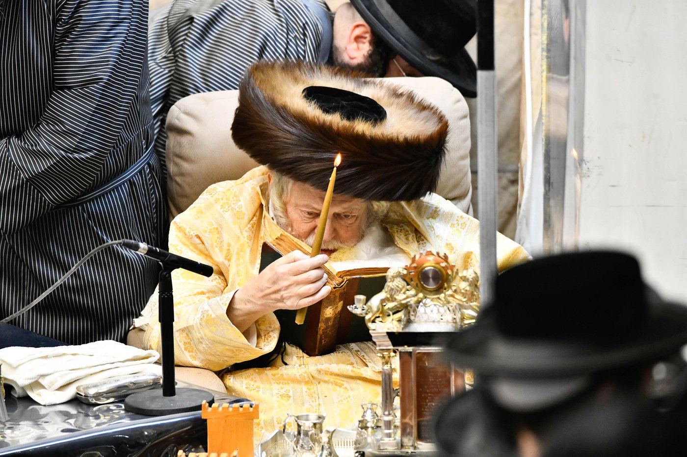 האדמו"ר מתולדות אברהם יצחק בהדלקת נרות חנוכה