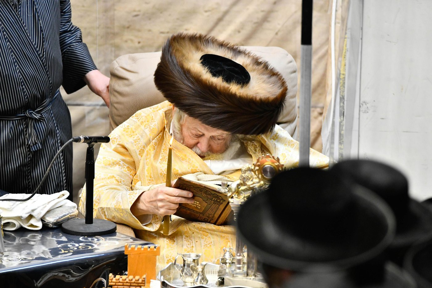 האדמו"ר מתולדות אברהם יצחק בהדלקת נרות חנוכה