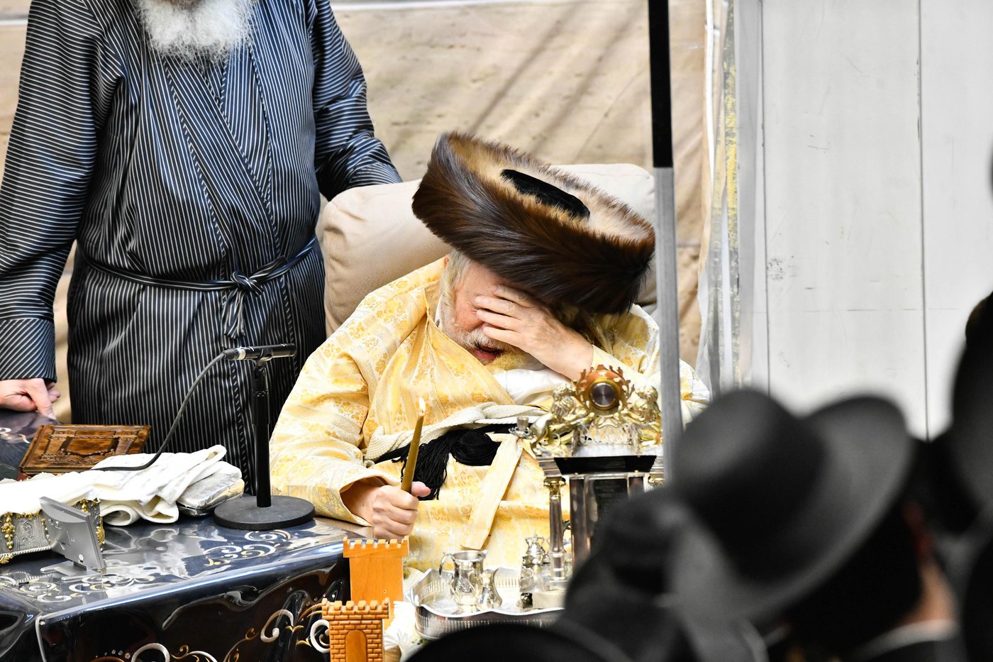 האדמו"ר מתולדות אברהם יצחק בהדלקת נרות חנוכה