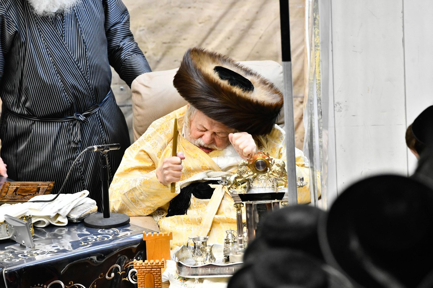 האדמו"ר מתולדות אברהם יצחק בהדלקת נרות חנוכה