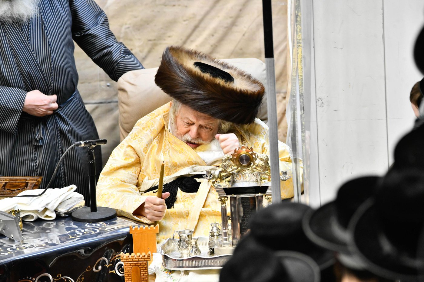 האדמו"ר מתולדות אברהם יצחק בהדלקת נרות חנוכה