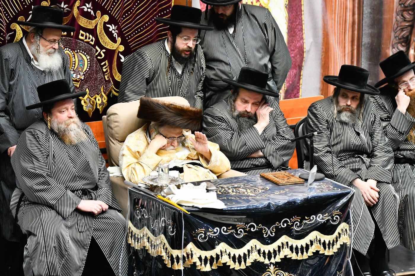 האדמו"ר מתולדות אברהם יצחק בהדלקת נרות חנוכה