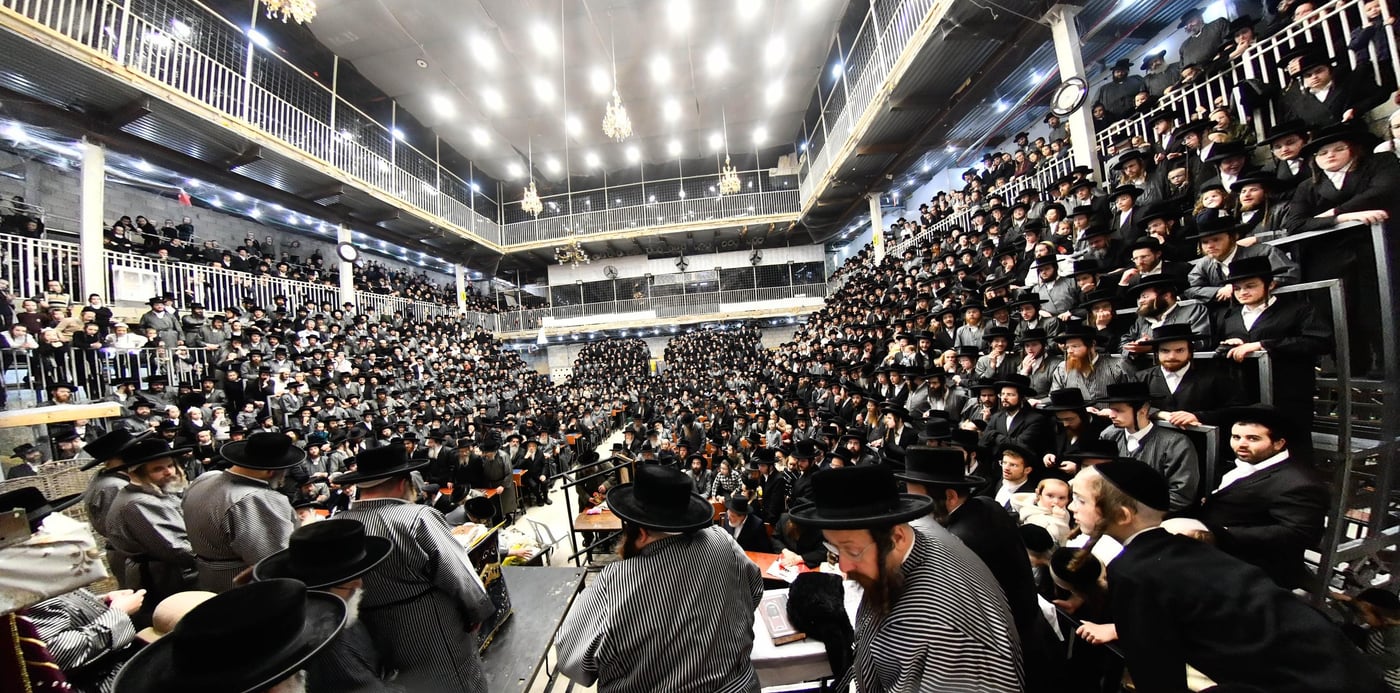 האדמו"ר מתולדות אברהם יצחק בהדלקת נרות חנוכה