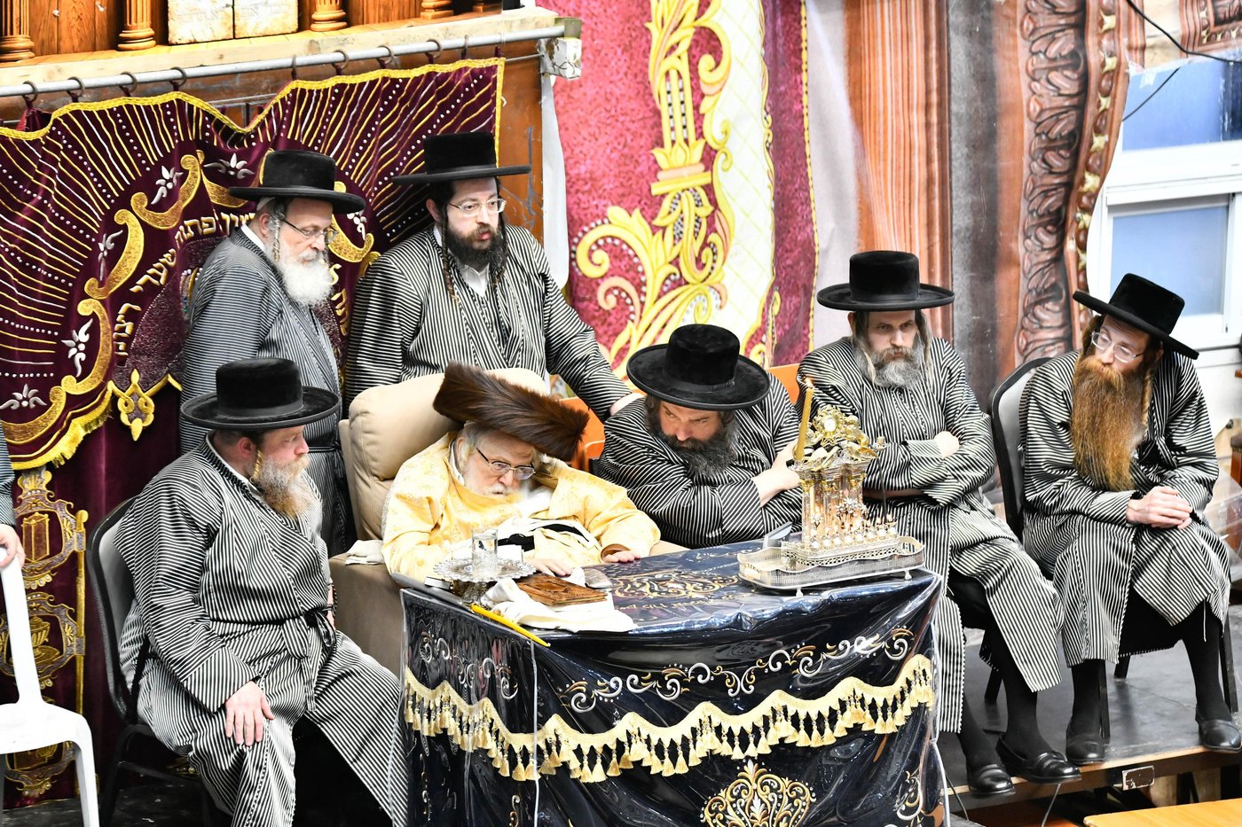 האדמו"ר מתולדות אברהם יצחק בהדלקת נרות חנוכה