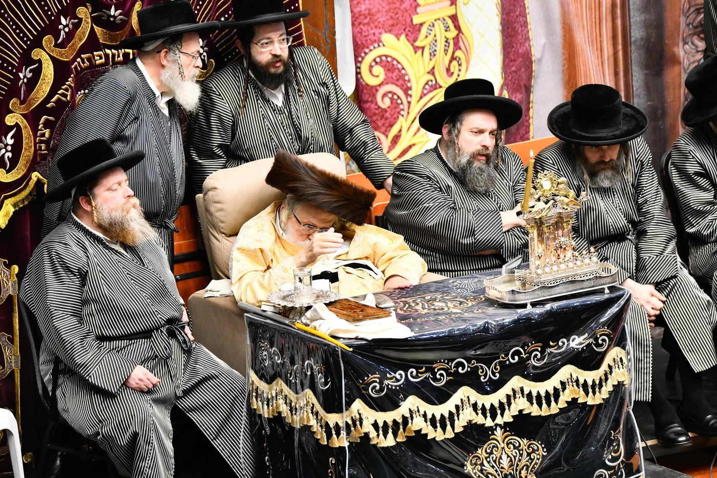 האדמו"ר מתולדות אברהם יצחק בהדלקת נרות חנוכה