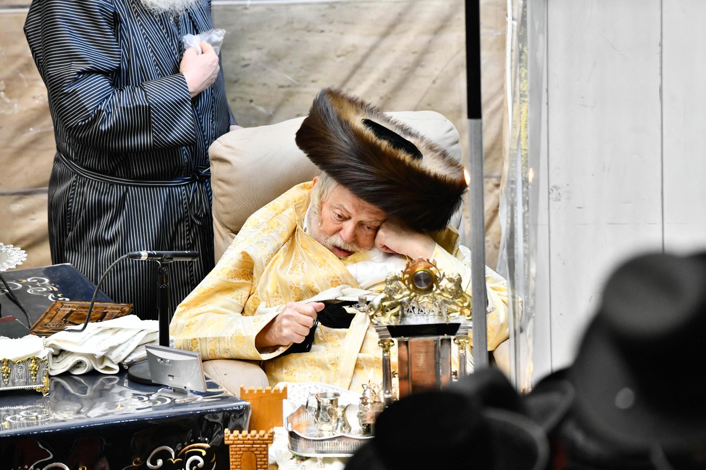 האדמו"ר מתולדות אברהם יצחק בהדלקת נרות חנוכה