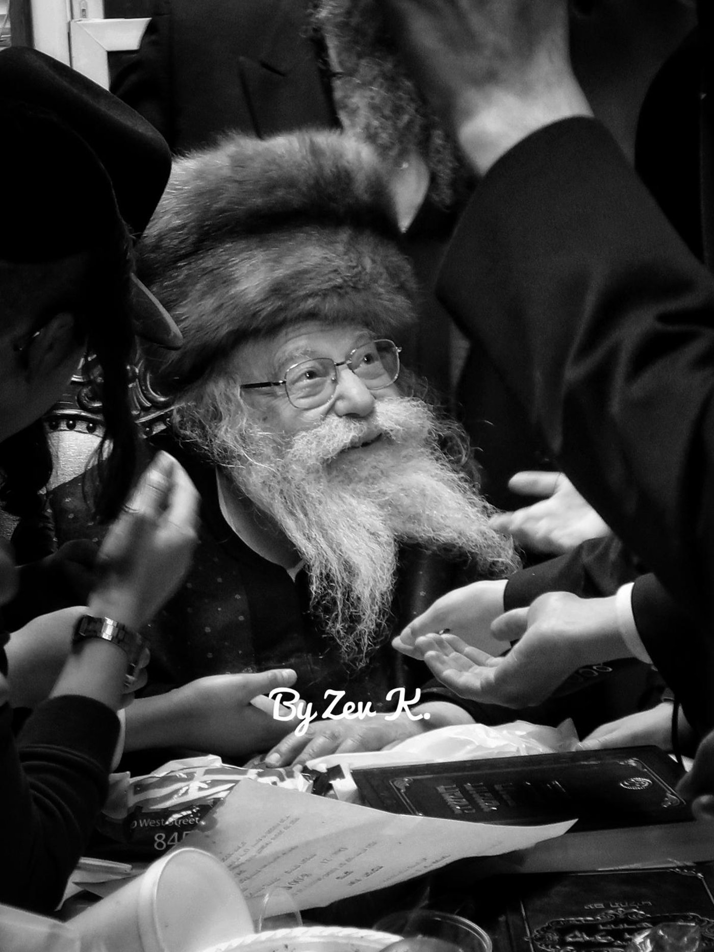 האדמו"ר מפשעמישל מאנסי בחלוקת מעות חנוכה