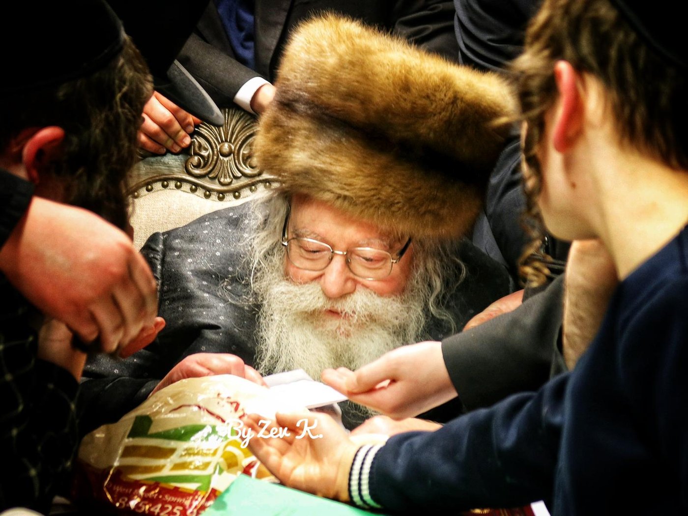 האדמו"ר מפשעמישל מאנסי בחלוקת מעות חנוכה