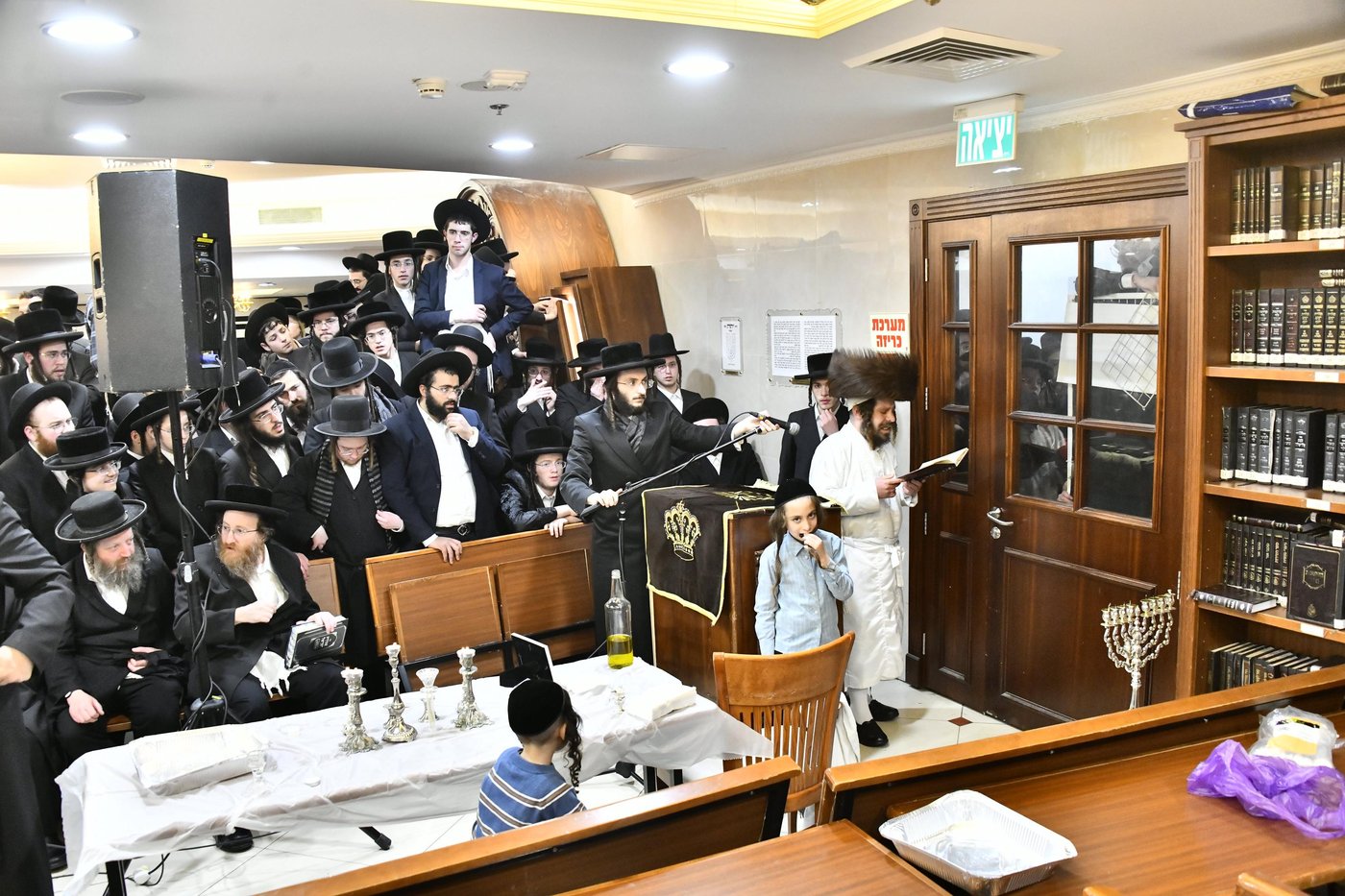 האדמו"ר מקרעטשניף כפר אתא בהדלקת נרות חנוכה