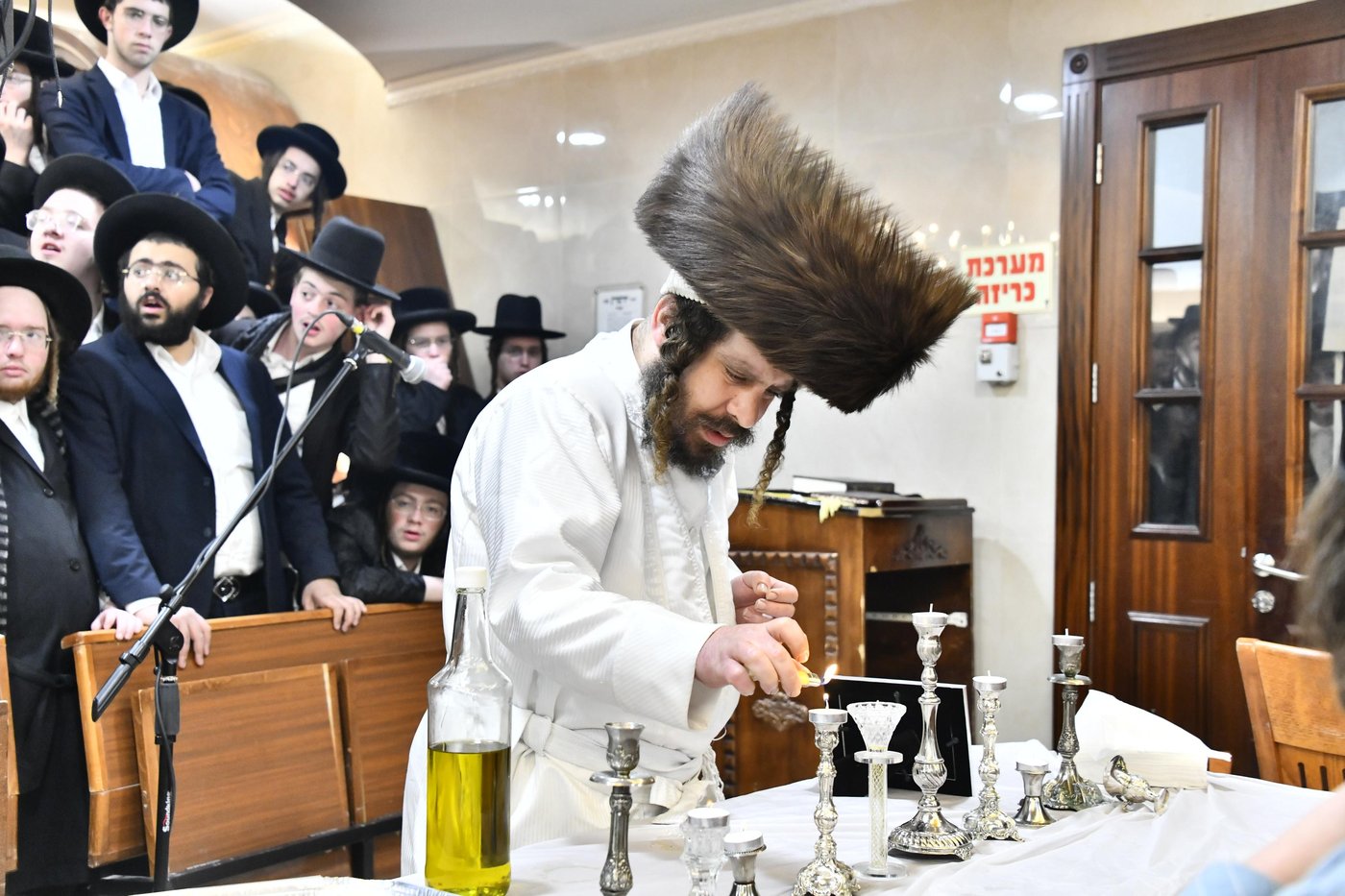 האדמו"ר מקרעטשניף כפר אתא בהדלקת נרות חנוכה