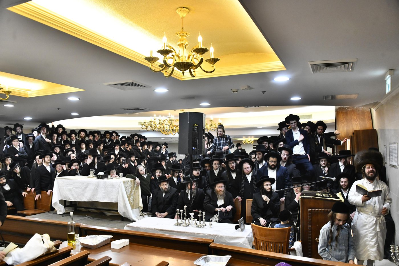 האדמו"ר מקרעטשניף כפר אתא בהדלקת נרות חנוכה