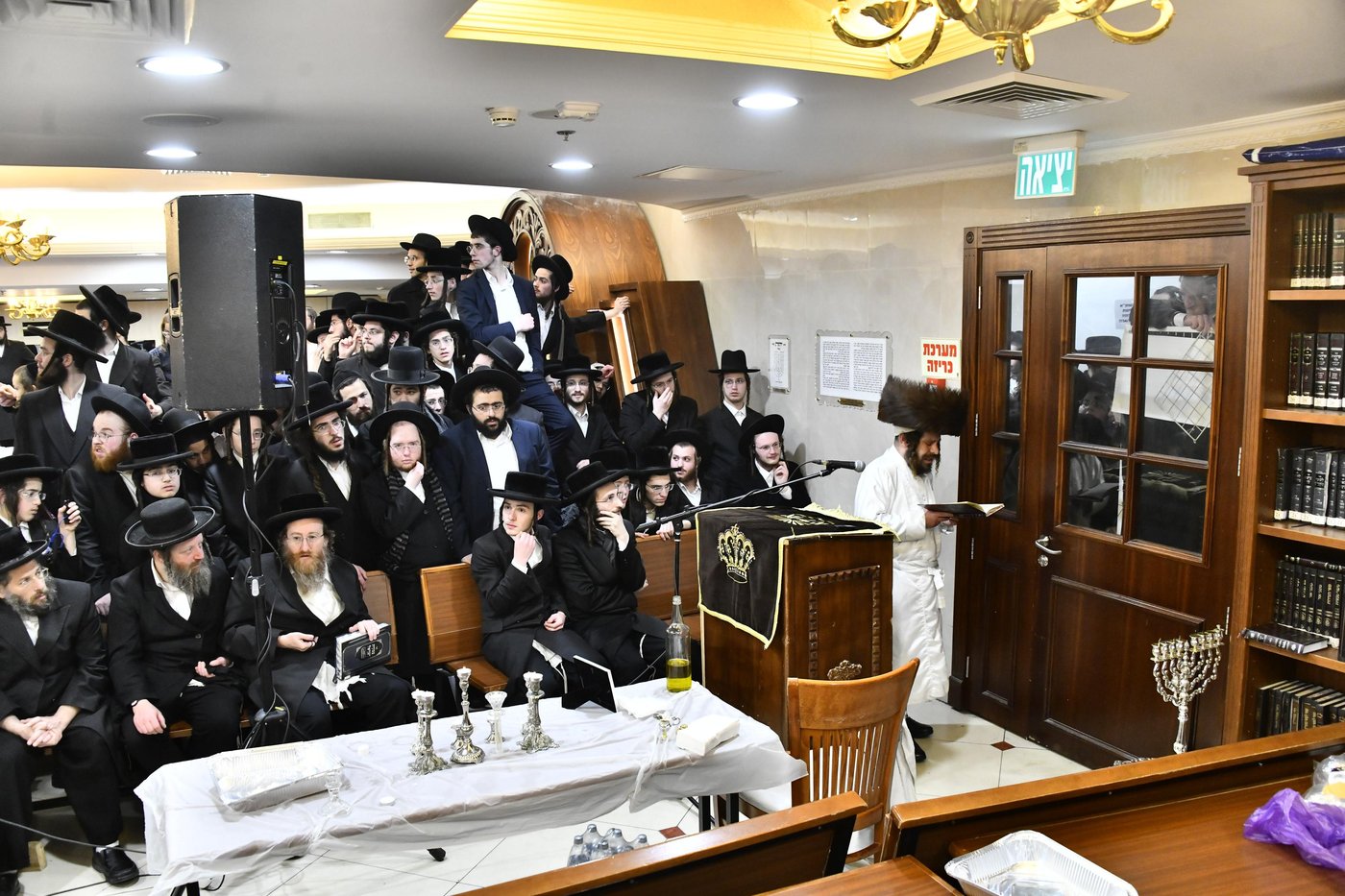 האדמו"ר מקרעטשניף כפר אתא בהדלקת נרות חנוכה