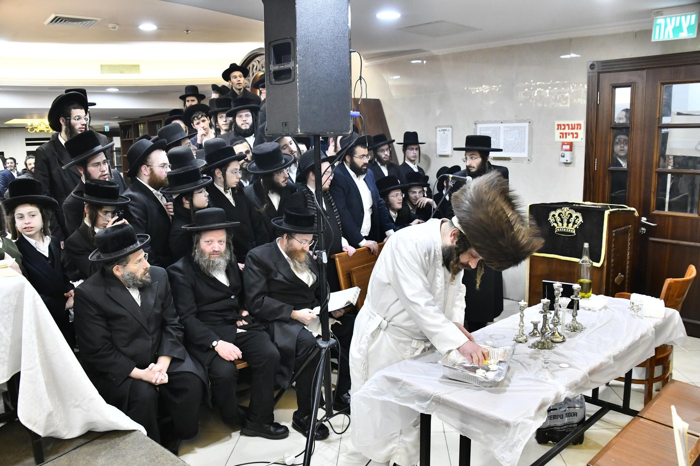 האדמו"ר מקרעטשניף כפר אתא בהדלקת נרות חנוכה