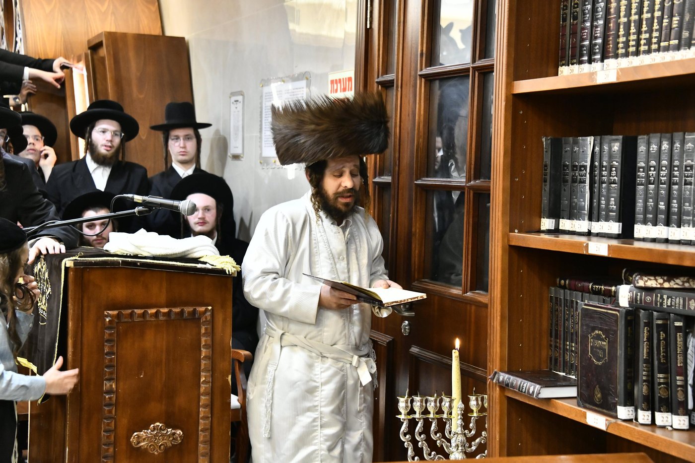 האדמו"ר מקרעטשניף כפר אתא בהדלקת נרות חנוכה