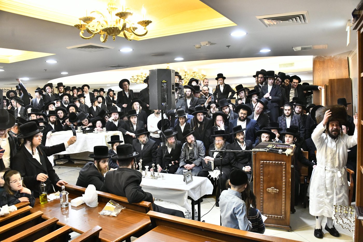 האדמו"ר מקרעטשניף כפר אתא בהדלקת נרות חנוכה