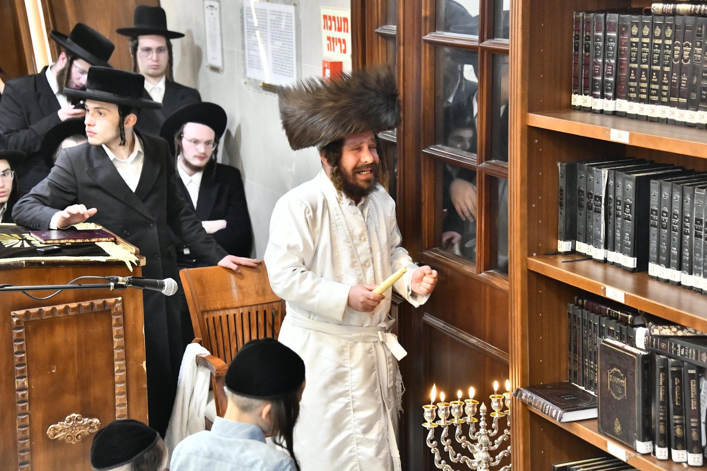 האדמו"ר מקרעטשניף כפר אתא בהדלקת נרות חנוכה