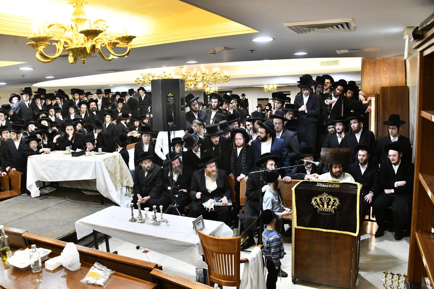 האדמו"ר מקרעטשניף כפר אתא בהדלקת נרות חנוכה