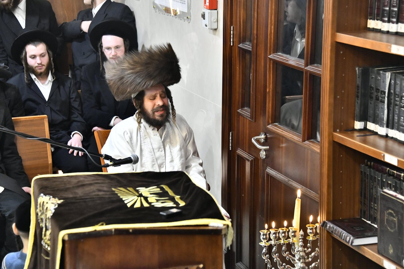 האדמו"ר מקרעטשניף כפר אתא בהדלקת נרות חנוכה