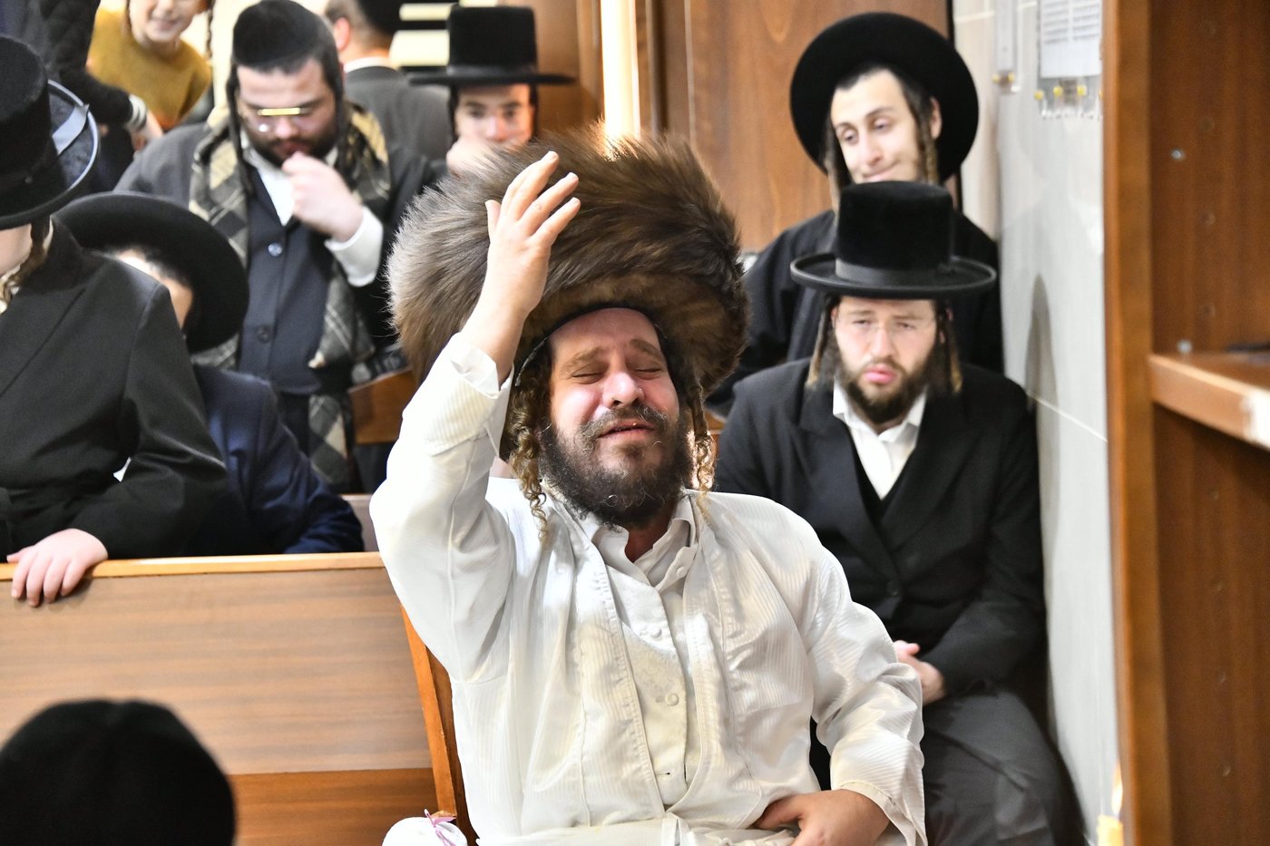 האדמו"ר מקרעטשניף כפר אתא בהדלקת נרות חנוכה