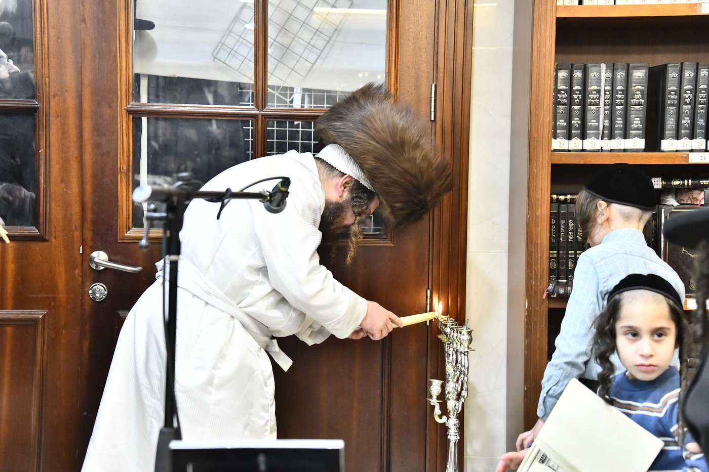 האדמו"ר מקרעטשניף כפר אתא בהדלקת נרות חנוכה