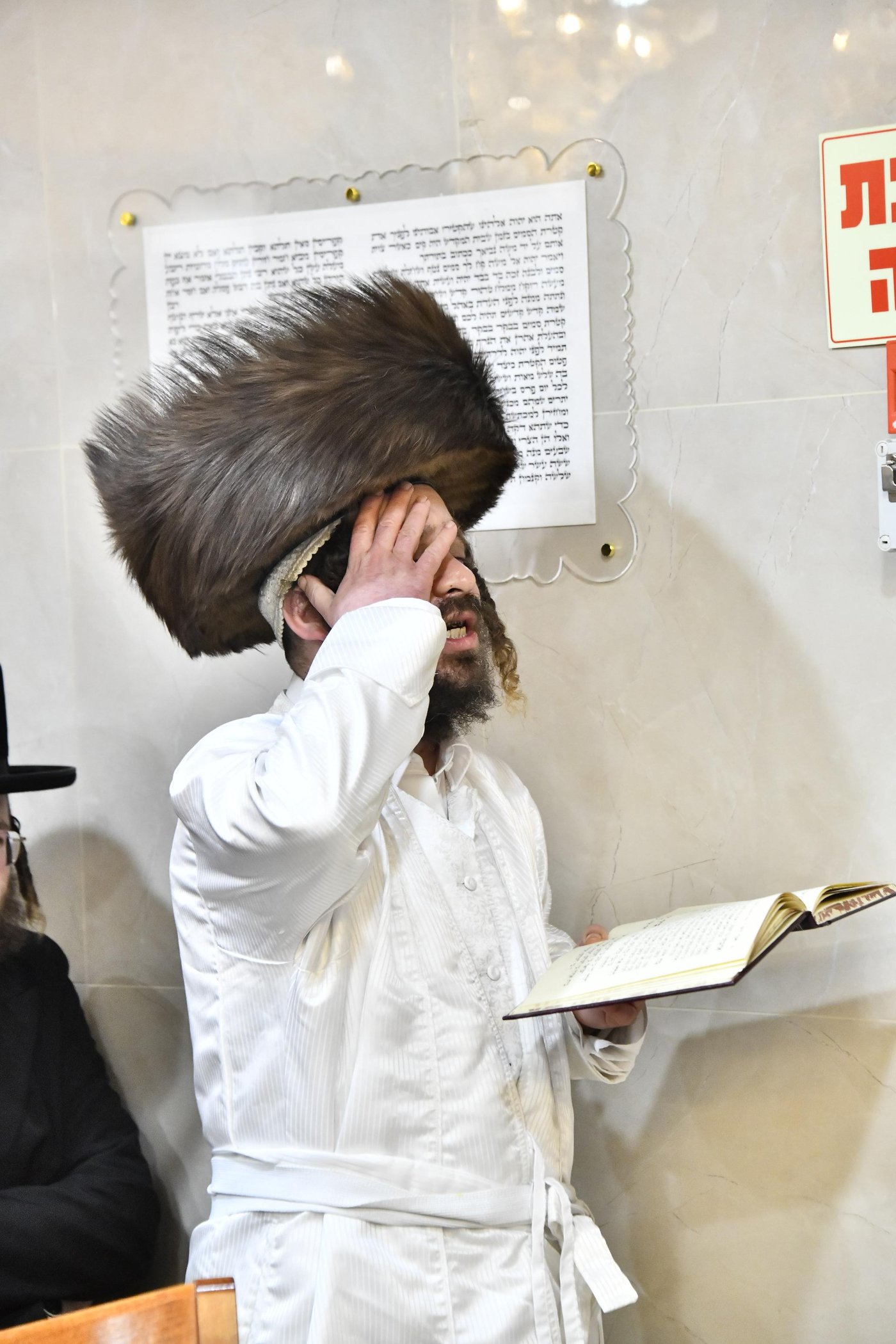 האדמו"ר מקרעטשניף כפר אתא בהדלקת נרות חנוכה